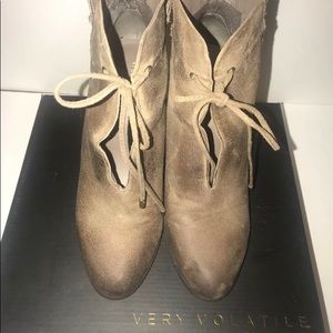 VERY VOLATILE-Distressed Taupe Lace Bootie S 8.5M